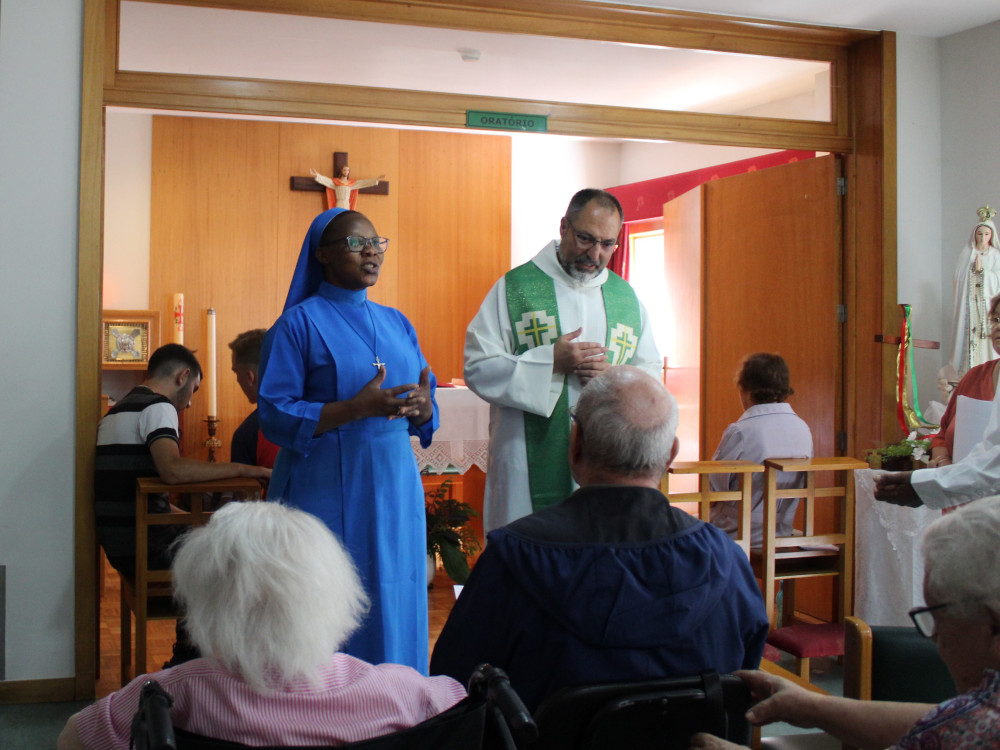 Visita dos jovens participantes nas JMJ ao setor da terceira idade da AML